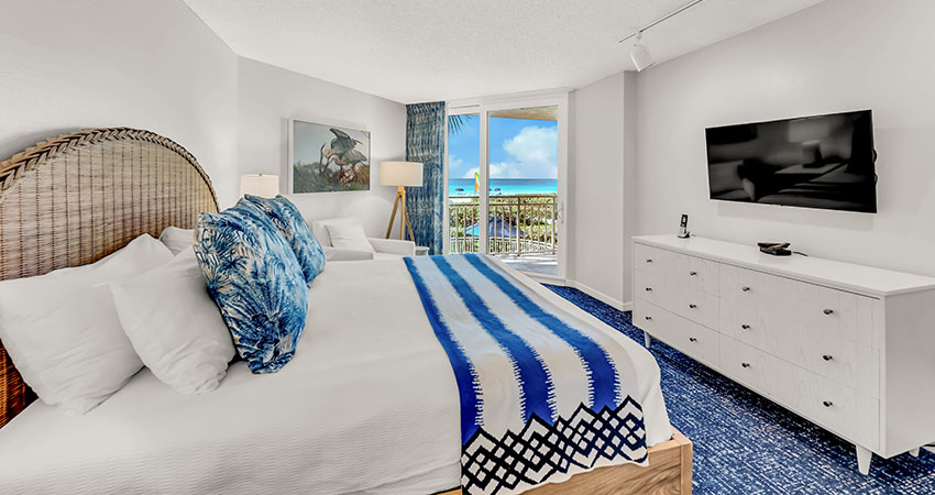 Veranda Beach Club of Longboat, penthouse master bedroom with a king size bed and a view of the Gulf of Mexico